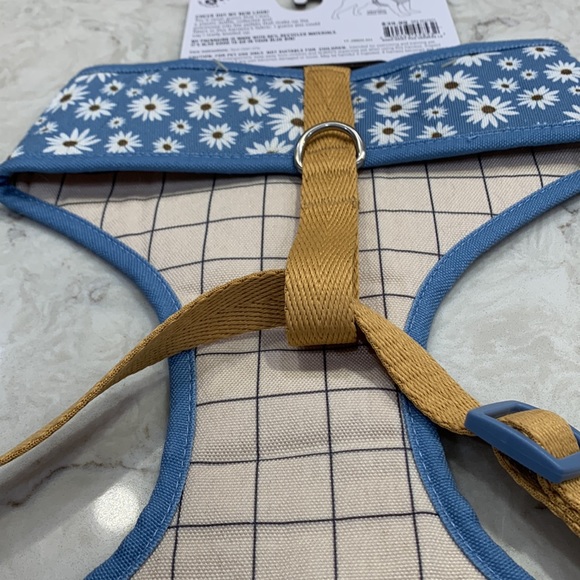 NWT Bond & Co. Dog Harness Size Large Blue Daisy *BENEFITS ANIMAL RESCUE* - Picture 5 of 5